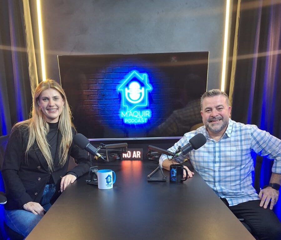Conversa entre host e convidado no Maquir Podcast